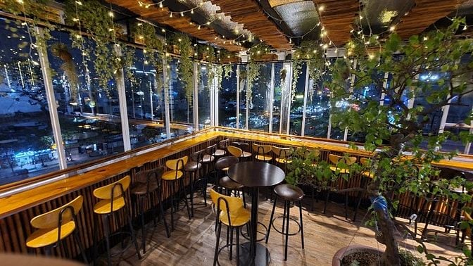 Sang quán Cafe sân thượng( rooftop) view đường phố, tầu điện, Landmark