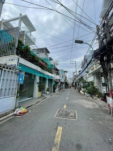 Không người trông coi nên cần bán nhà MT LÊ CÔNG PHÉP cách BXMT 100m