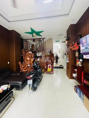 Không người trông coi nên cần bán nhà MT LÊ CÔNG PHÉP cách BXMT 100m