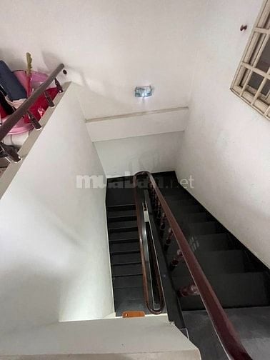 Không người trông coi nên cần bán nhà MT LÊ CÔNG PHÉP cách BXMT 100m