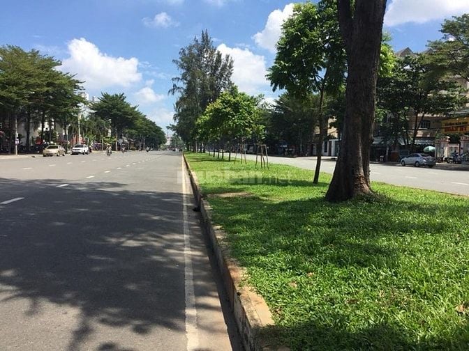Nhà MT Vành Đai Trong, 18 x 50m2, cấp 4, giá 156 triệu/m2. (Tín Hưng)