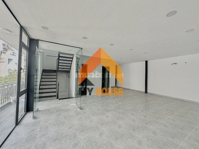 CHIẾC TOÀ VP FULL KÍNH Q2 MỚI XÂY TRỐNG SUỐT 3TẦNG