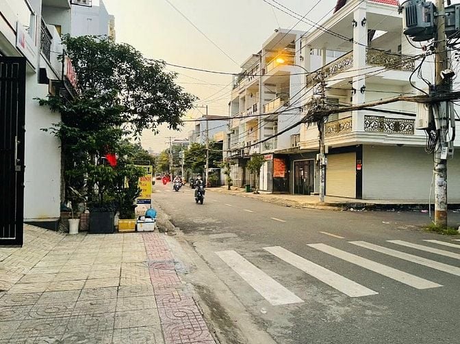Cho thuê văn phòng cty, lầu 1, lầu 2, nhà mặt tiền mới xây, đường lớn 
