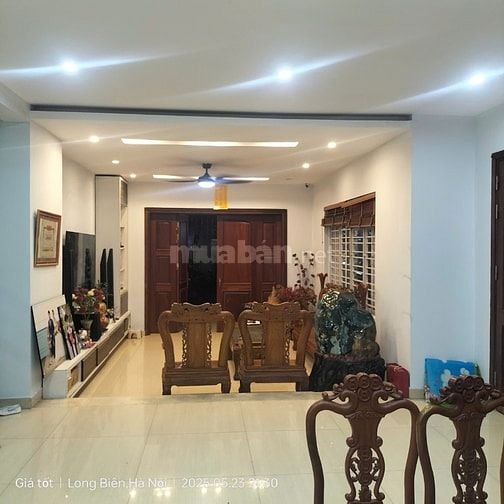 Cần bán gấp biệt thự 200m mặt phố đt Việt hưng. Cần bán thật nhanh