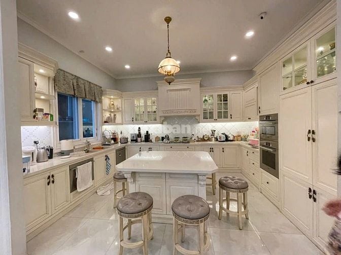 Cho thuê Biệt Thự VIP Phú mỹ Hưng giá 137 triệu( 5500usd)- hồ bơi