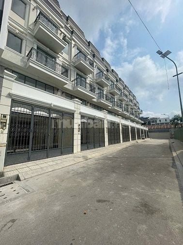 Cần Bán Gấp!! Nhà 3 tầng 4 phòng ngủ, 4wc, bếp, sân thượng trước sau