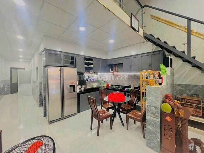 Nhà cấp 4 gác lửng dt 113m2 nhà ở ngay chợ bắp shr giá 785 Triệu.