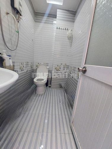 Nhà đẹp hẻm xe hơi đậu trước cửa khu dân trí cao cần bán gấp