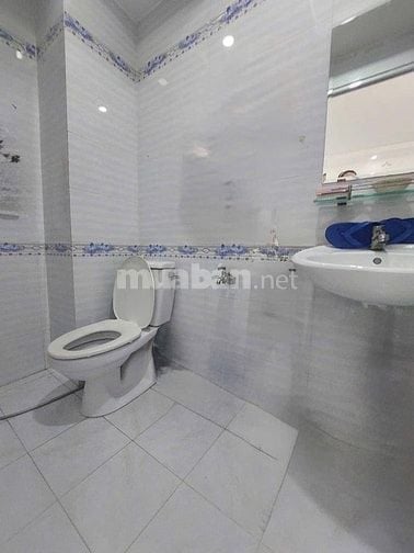 Nhà đẹp hẻm xe hơi đậu trước cửa khu dân trí cao cần bán gấp