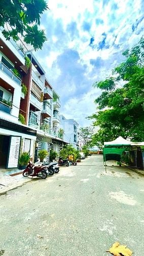 HOT.  BÁN NHÀ PHỐ MỚI XÂY 5x14 - 4 TẦNG - GARA OTO - 9T2 -GIÁP Q7 1KM