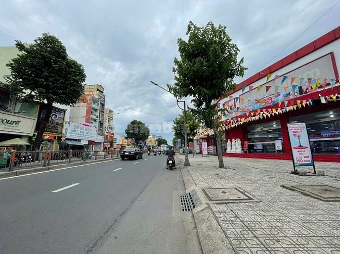 Siêu thị NT Hết HĐ cho thuê showroom 855 Quang trung, Dt 40x60m2 550tr