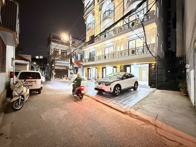 🏡 BÁN NHÀ MỚI TINH – THANG MÁY – Ô TÔ VÀO TẬN NHÀ 📍 Phường Long Biên