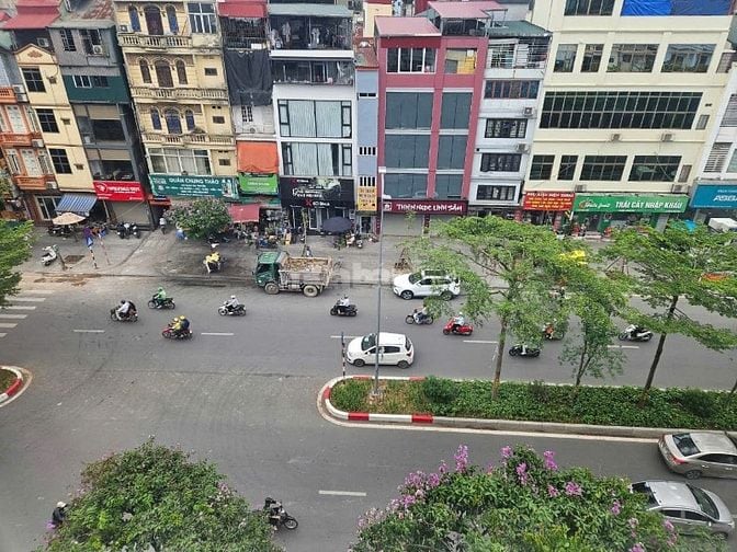 Nhà Mặt Phố Trung Hòa. DT 132 m2, Xây 6 Tầng , MT 5 m , Giá 84 Tỷ