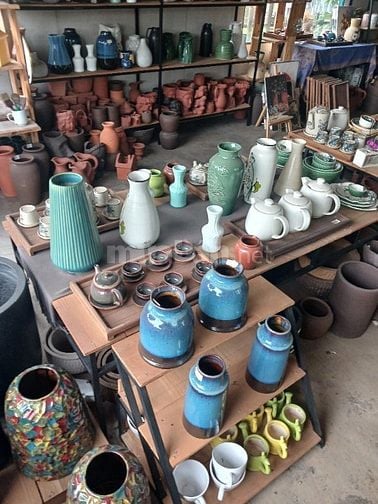 Sang tiệm gốm đang hoạt động tại thị trấn gia ray đồng nai