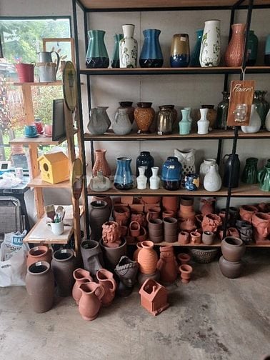 Sang tiệm gốm đang hoạt động tại thị trấn gia ray đồng nai