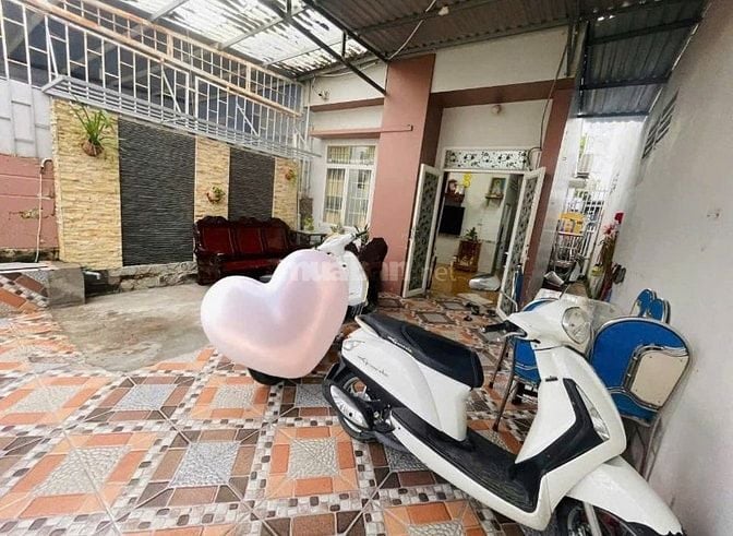 cần bán căn nhà ở chợ Thới Tứ Hóc Môn 88m2 820 TRIỆU Sổ hồng riêng.