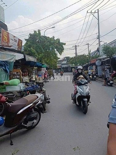 cần bán căn nhà ở chợ Thới Tứ Hóc Môn 88m2 820 TRIỆU Sổ hồng riêng.