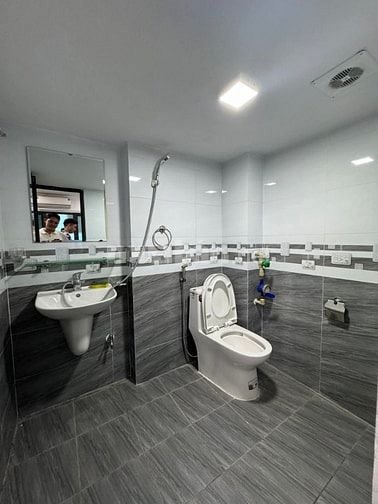 Bán nhà ngõ 387 Vũ Tông phan, 120m2, 7T, MT 6,5m, cho thuê 150tr/1T.