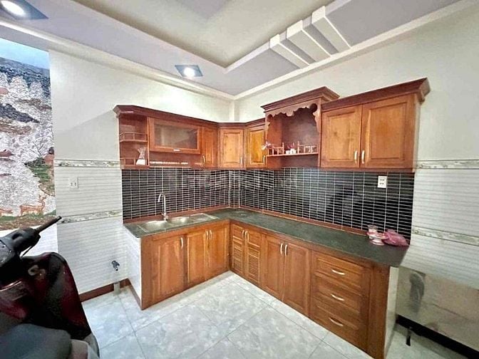Nhà 3 lầu đúc Nguyễn Ảnh Thủ, 4mx16m, 5 phòng ngủ, 5WC, hẻm xe hơi