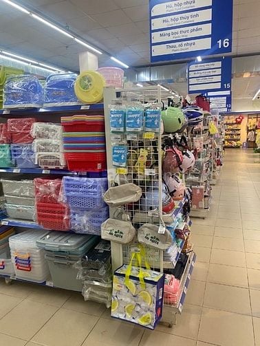 Cần tìm nhân viên nam nữ bán hàng và phụ kho hàng trên 20 tuổi 