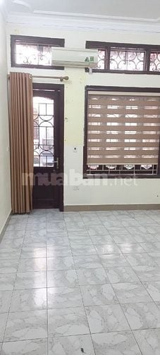 Cho thuê căn hộ riêng 3 tầng ngõ 1 Bùi Xương Trạch, ô tô đỗ sát cổng, 