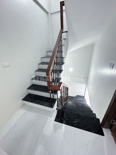 Bán nhà gần AEON Long Biên – 5 tầng mới – Ô tô đỗ cửa – Full nội thất 