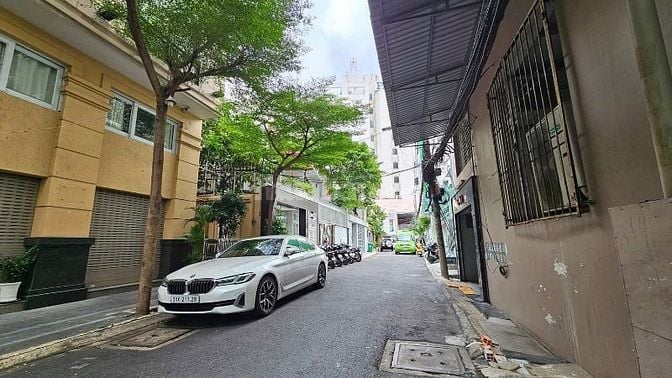 Cao ốc Phan Đăng Lưu 8 x 27m hầm 6 lầu thang máy chỉ 34.5 tỷ
