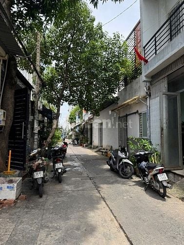 Bán nhà cấp 4 , 2 mặt trước sau 