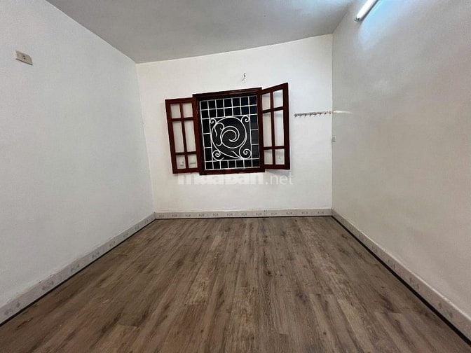 Tập thể Thanh Nhàn. Hai Bà Trưng. Hà Nội. Ô tô tránh nhau. Ô tô dừng đ