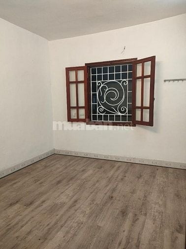 Tập thể Thanh Nhàn. Hai Bà Trưng. Hà Nội. Ô tô tránh nhau. Ô tô dừng đ