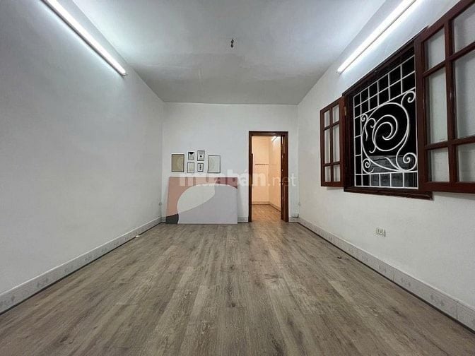 Tập thể Thanh Nhàn. Hai Bà Trưng. Hà Nội. Ô tô tránh nhau. Ô tô dừng đ