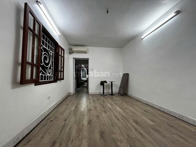 Tập thể Thanh Nhàn. Hai Bà Trưng. Hà Nội. Ô tô tránh nhau. Ô tô dừng đ