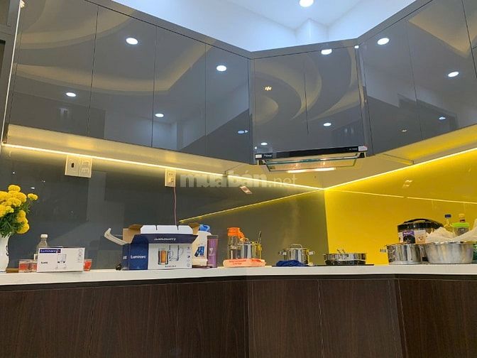bán gấp căn nhà ngay phạm văn đồng gần đại học ngân hàng kha vạn cân 