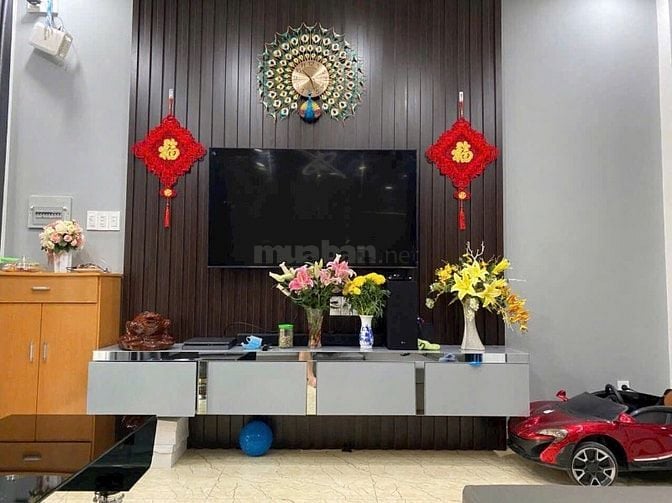 bán gấp căn nhà ngay phạm văn đồng gần đại học ngân hàng kha vạn cân 