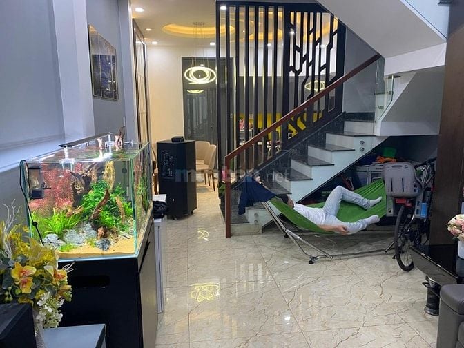 bán gấp căn nhà ngay phạm văn đồng gần đại học ngân hàng kha vạn cân 