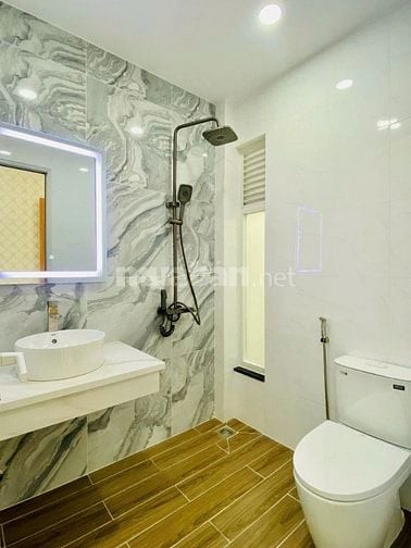 Bán nhà 4 tầng mặt tiền đường Nguyễn Duy Cung, DTXD: 204m2, chỉ 8 tỉ 3