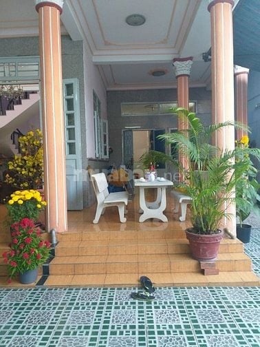 Cần bán nhà lớn , có sân rộng và sân thượng