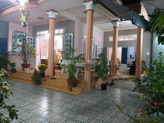 Cần bán nhà lớn , có sân rộng và sân thượng