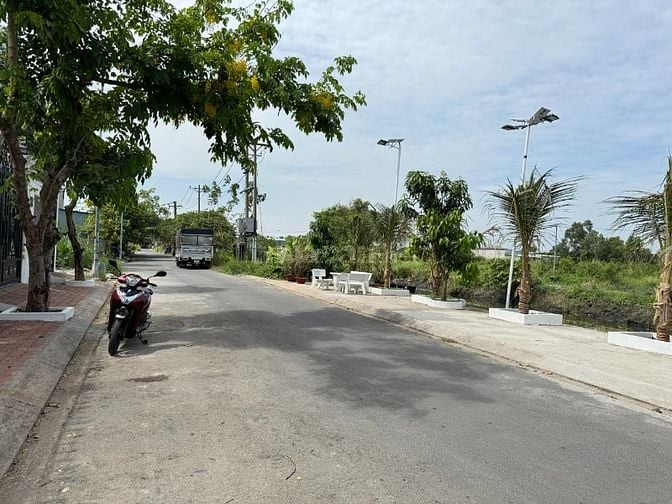 Cần bán 245m(10 x 24.5m) đối diện mặt sông SG, đường nhựa 16M