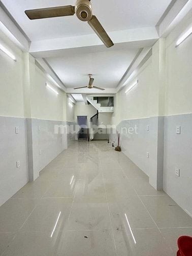 Cho thuê nhà hẻm 2m Hà Tôn Quyền, P.4, Q.11 giá 8tr
