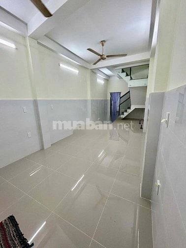 Cho thuê nhà hẻm 2m Hà Tôn Quyền, P.4, Q.11 giá 8tr