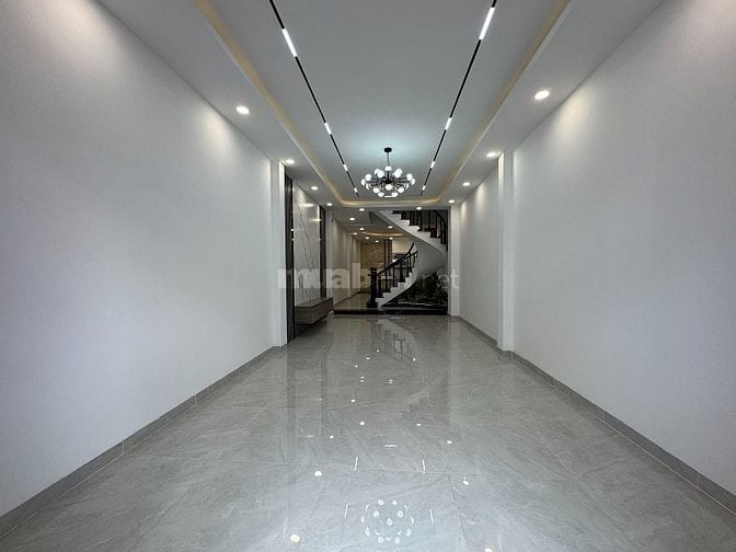3lầu (4,05x22,5) có sân đổ ôtô,mặt tiền Nguyễn Thượng Hiền gần BOTANIC