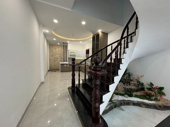 3lầu (4,05x22,5) có sân đổ ôtô,mặt tiền Nguyễn Thượng Hiền gần BOTANIC