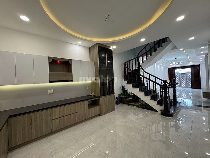 3lầu (4,05x22,5) có sân đổ ôtô,mặt tiền Nguyễn Thượng Hiền gần BOTANIC