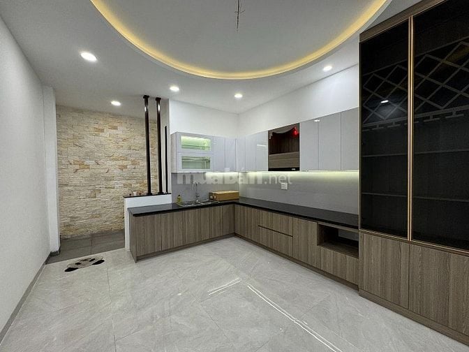 3lầu (4,05x22,5) có sân đổ ôtô,mặt tiền Nguyễn Thượng Hiền gần BOTANIC