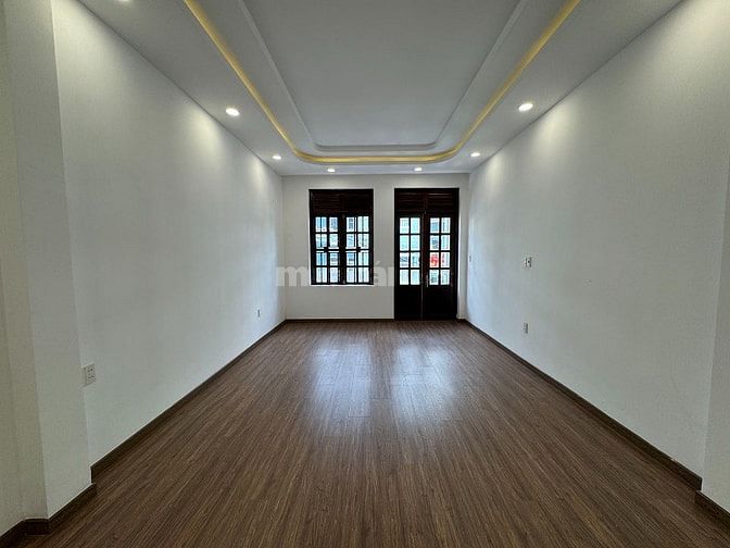 3lầu (4,05x22,5) có sân đổ ôtô,mặt tiền Nguyễn Thượng Hiền gần BOTANIC