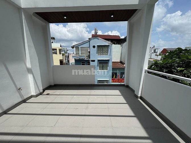 3lầu (4,05x22,5) có sân đổ ôtô,mặt tiền Nguyễn Thượng Hiền gần BOTANIC