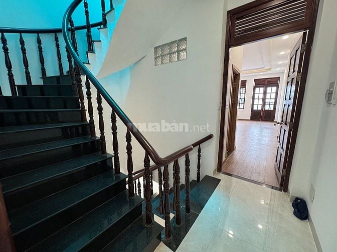 3lầu (4,05x22,5) có sân đổ ôtô,mặt tiền Nguyễn Thượng Hiền gần BOTANIC