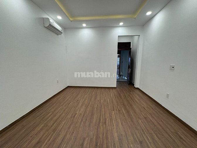 3lầu (4,05x22,5) có sân đổ ôtô,mặt tiền Nguyễn Thượng Hiền gần BOTANIC