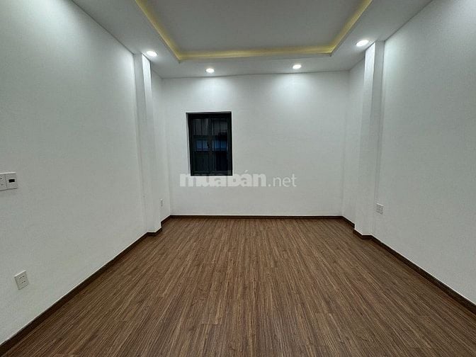 3lầu (4,05x22,5) có sân đổ ôtô,mặt tiền Nguyễn Thượng Hiền gần BOTANIC